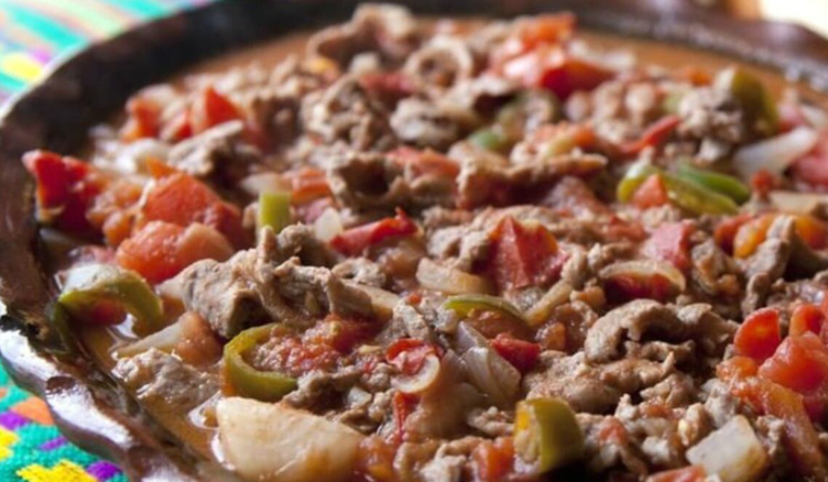 Esta receta se llama “a la mexicana” por los colores del jitomate, la cebolla y el chile, similares a la bandera de México. Esta receta se llama “a la mexicana” por los colores del jitomate, la cebolla y el chile, similares a la bandera de México.