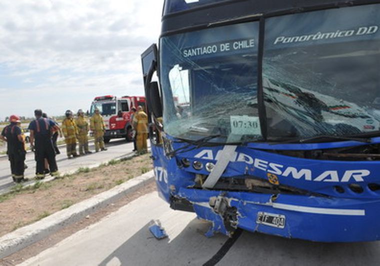El colectivo se cruzó de vía tras el impacto. Foto: Pachy Reynoso / MDZ