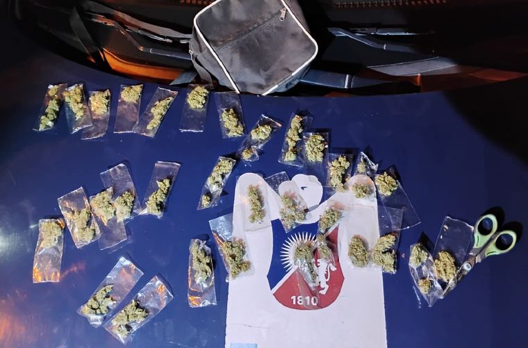 En Godoy Cruz un individuo llevaba más de 30 envoltorios de marihuana en un morral