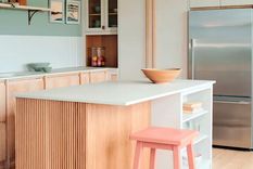 El objetivo -tanto en pisos de madera como en otros tipos de pisos- es que los colores de la pintura de la pared y del resto del espacio se complementen el suelo (de madera) de la habitación. Foto: Naked Kitchens