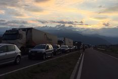 Esta semana, se volvieron a visibilizar largas filas de autos en la aduana de Los Libertadores Foto: MDZ Esta semana, se volvieron a visibilizar largas filas de autos en la aduana de Los Libertadores Foto: MDZ