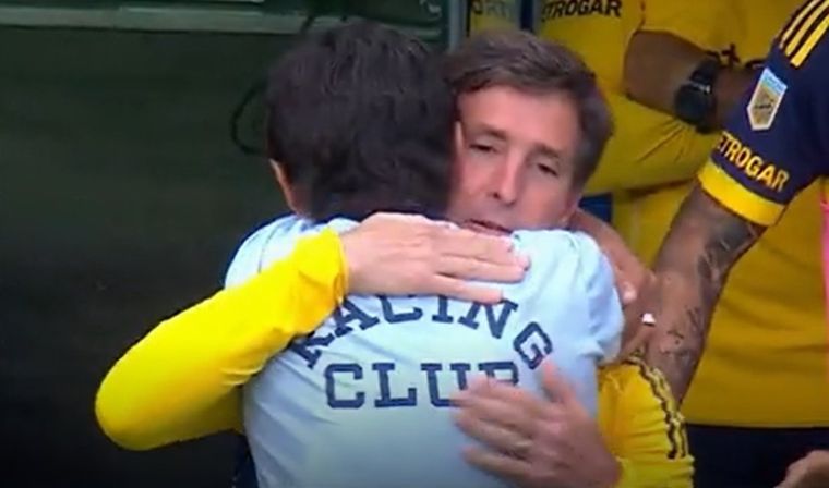 Un abrazo con historia. Gustavo Costas y Claudio Úbeda, dos ídolos de Racing, supieron ser compañeros y hoy son rivales como entrenadores. Foto: captura de imágen.&nbsp;