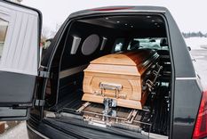 El costo de un servicio fúnebre varía según el tipo de ceremonia, traslado y destino final de los restos humanos.