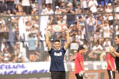 Ayrton Giménez, campeón del título Latino de la OMB en la categoría superpluma, con su cinturón y una remera de Gimnasia.