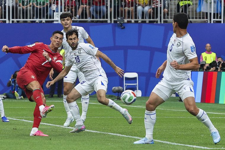 &nbsp;Cristiano Ronaldo se anticipó al defensor de Uzbekistán y marcó el 1-0 de Portugal.&nbsp;