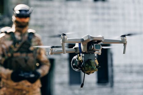 Los drones conducidos por inteligencia artificial son la mayor novedad en medio de la guerra, cambiándola para siempre. Los drones conducidos por inteligencia artificial son la mayor novedad en medio de la guerra, cambiándola para siempre.
