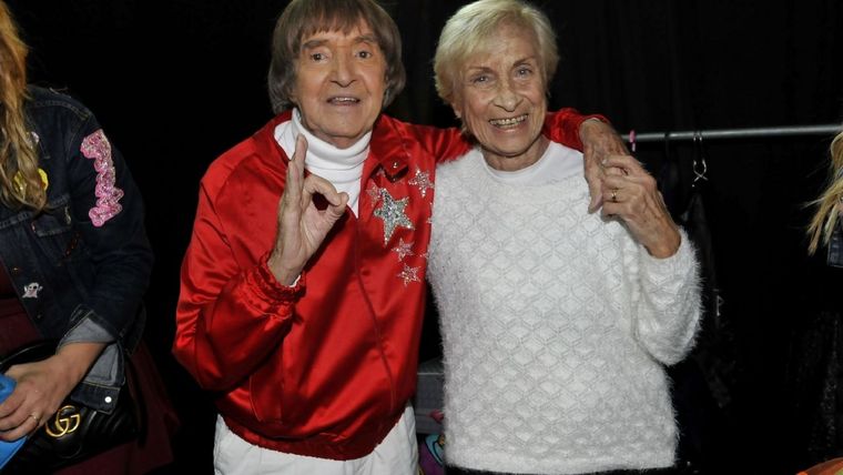 Carlitos Balá lleva más de cincuenta años casado con su esposa. Foto: AMBA 24