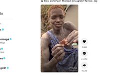 Este joven comió chocolate y se sorprendió.