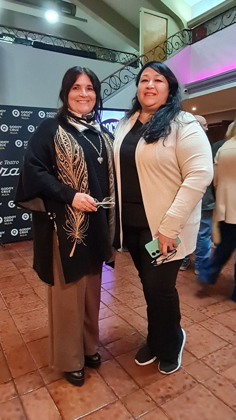 Claudia y Vanina primas, su primera vez con Noelia Pace.