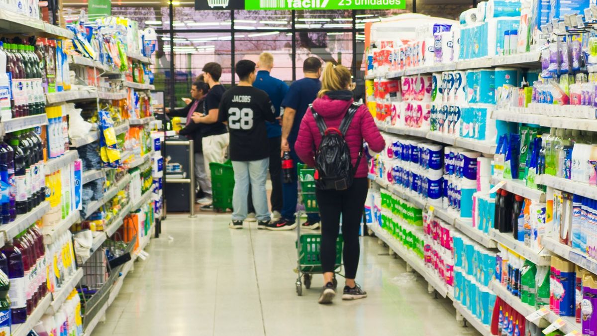 El consumo masivo sigue en rojo aunque la inflación se desacelera: qué sectores fueron los más golpeados