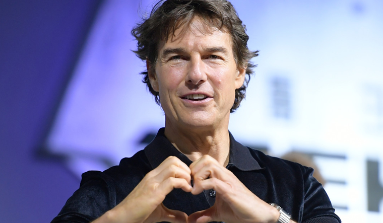 Tom Cruise agradeciendo el apoyo y saludando por las fiestas en plena caída libre. Foto: The Chosunilbo JNS / Imazins / Gettyimages.ru