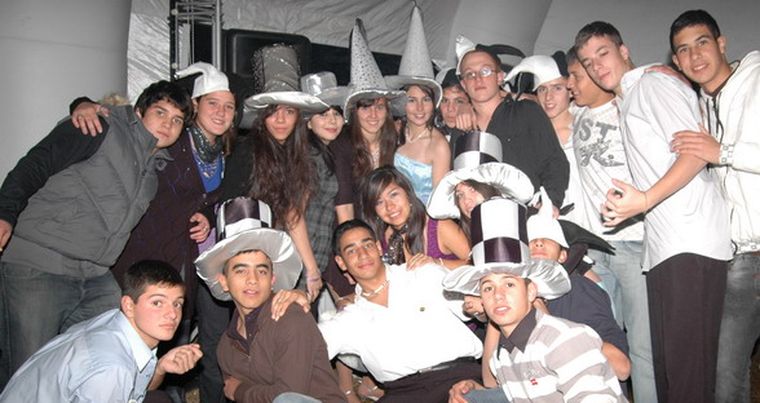 Un descanso para la foto. La cumpleañera -de vestido celeste- posa junto a sus amigos. Foto: Gentileza Rogelio Di Giacinti