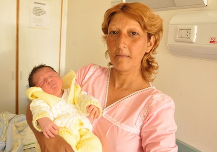 Mónica junto al pequeño Lautaro, esperan el alta. Foto: Nacho Gaffuri / MDZ