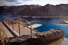 Turistas caminan varios kilómetros para llegar a Los Reyunos ante la falta de transporte público, denunció el diputado Germán Gómez