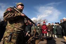 Civiles ucranianos reciben entrenamiento militar. Foto: GETTY IMAGES