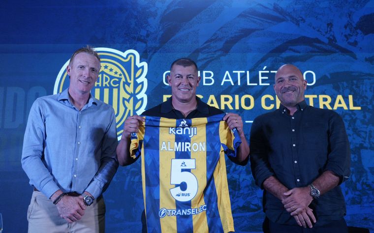 Jorge Almirón fue presentado en sociedad en la sede de Rosario Central y habló de los objetivos que su equipo deberá afrontar en este 2026.