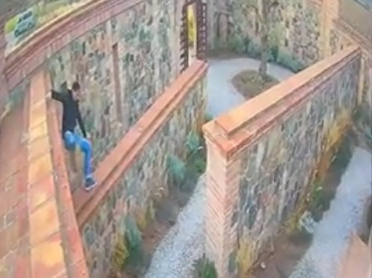 El momento en el que el sujeto cae desde la terraza Foto: Captura de video.