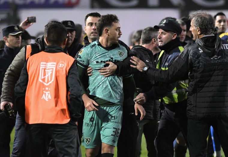 El lateral debutó y luego del final del partido fue expulsado.