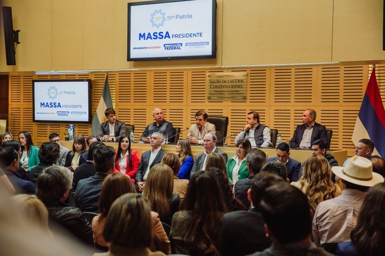 Apoyo Carlos Rovira presentó que el Frente Renovador de Misiones tendrá su boleta pegada a la de Sergio Massa. Foto: Prensa FR