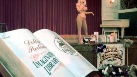 muere dolly parton: la fabulosa vida de una de las estrellas mas queridas en imagenes
