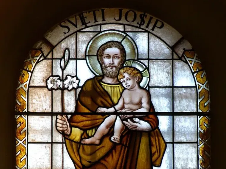 San José es la figura paterna terrenal de Jesús. San José es la figura paterna terrenal de Jesús.