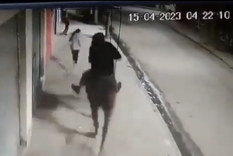 El robo a caballo captado por las cámaras. El ladrón no ha sido detenido Foto: Captura de video gentileza @danilerer El robo a caballo captado por las cámaras. El ladrón no ha sido detenido Foto: Captura de video gentileza @danilerer