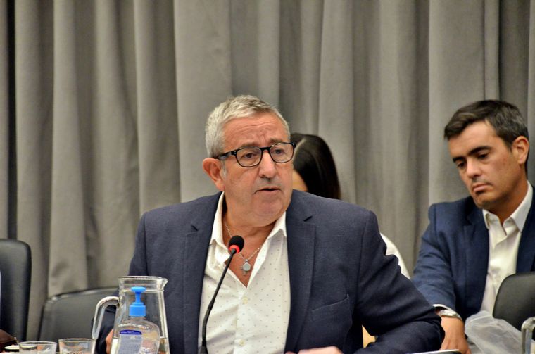 El proyecto de Cobos plantea retrasar una hora los relojes en todo el país.