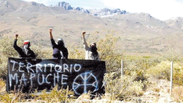 El Gobierno apunta contra la Resistencia Ancestral Mapuche (RAM) por los incendios, pero omite el recorte presupuestario al Servicio Nacional del Manejo del Fuego.