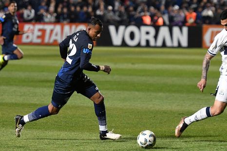 Independiente Rivadavia y una parada bravísima ante el Lobo platense por el Apertura. Independiente Rivadavia y una parada bravísima ante el Lobo platense por el Apertura.