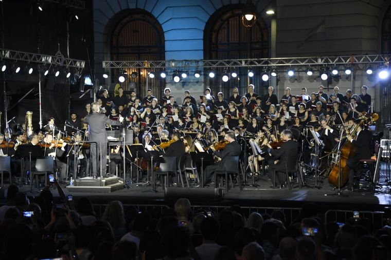 Argentina en escena: un homenaje a la cultura y el talento en la explanada del Palacio Libertad. Foto: Juan Mateo Aberastain/MDZ