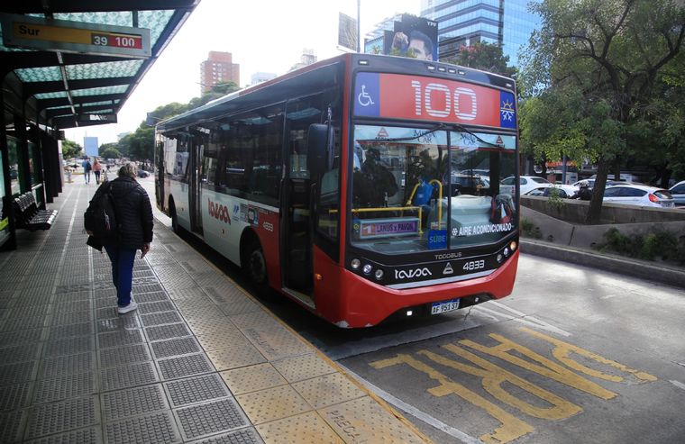 Colectivo de la línea 100 funcionando durante el último paro de transporte. Foto: Noticias Argentinas