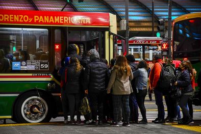 MDZol | Los trabajadores destinan un importante porcentaje de su salario para ir a trabajar. Foto: Telam