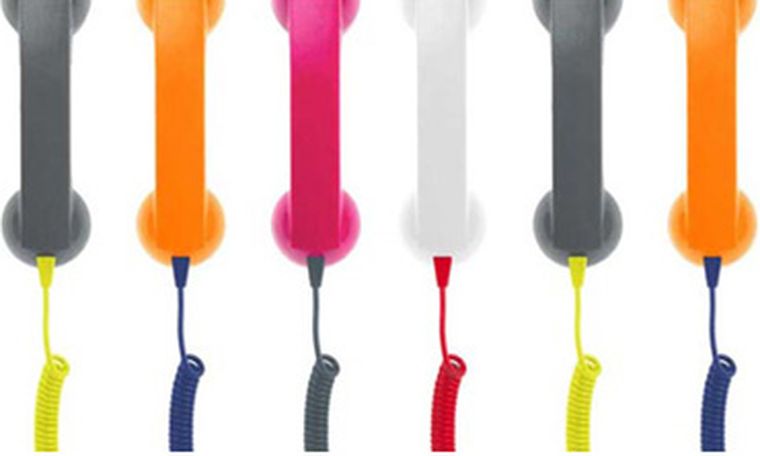 El clásico tubo de los teléfonos a disco reemplaza a los micrófonos auriculares. Foto: Web