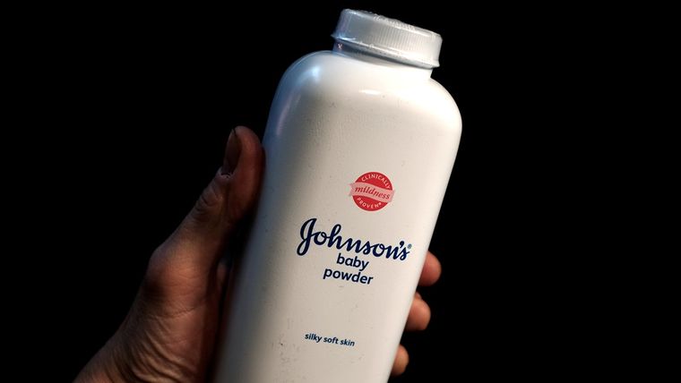 Un bote de talco para bebés de Johnson & Johnson.