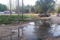 El derrame cloacal llega hasta la canchita en la que los niños del barrio juegan a la pelota. El derrame cloacal llega hasta la canchita en la que los niños del barrio juegan a la pelota.