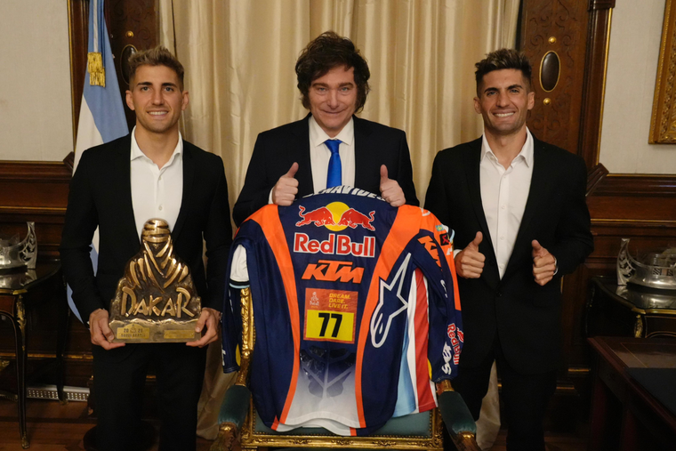 Javier Milei recibió a Luciano y Kevin Benavides con motivo de su consagración en el Dakar.&nbsp;