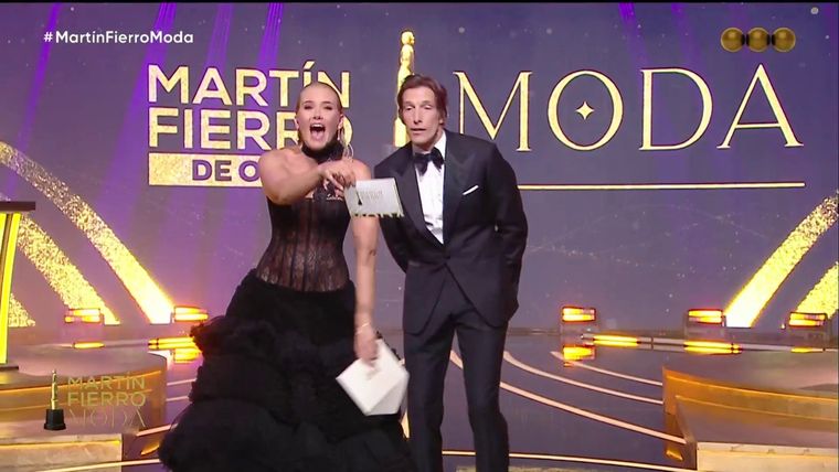 Valeria Mazza e Iván De Pineda condujeron la gala de los Martín Fierro de la Moda Foto: Captura de video Telefe