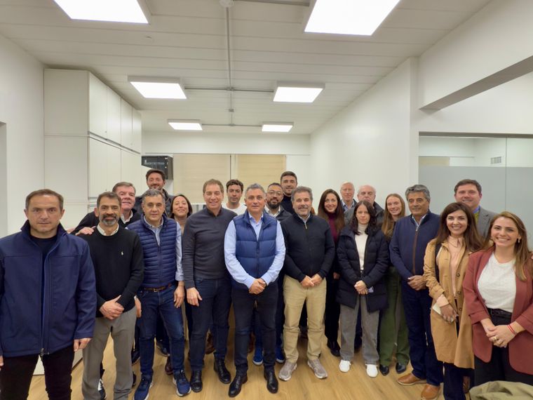 Sebastián Pareja en medio de los líderes del PRO.