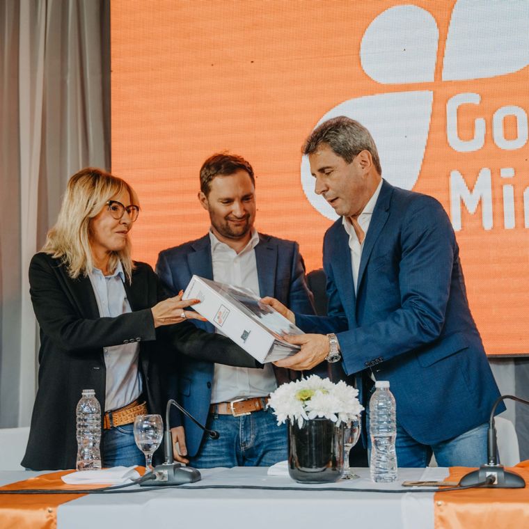 Sonia Delgado y Sergio Rotondo, ejecutivos de Golden Mining S.A, hacen la entrega del IIA de Hualilán al gobernador de San Juan. Fotos Gentileza Golden Mining