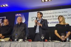 Wado de Pedro, escoltado por Luis y Sandra Barrionuevo Foto: Prensa Uthgra