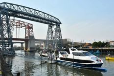 Los catamaranes navegando por el Riachuelo en la altura en la zona de Puerto Madero. Foto: NA