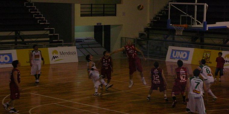 Si gana, Anzorena/Junín avanzará de ronda en la Liga Nacional B de baloncesto. Foto: MDZ