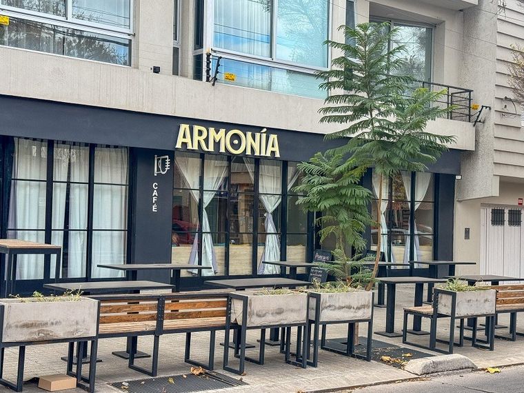 Cafés, restaurantes, bares, peluquerías, cosméticas y demás han poblado el barrio Bombal. Cafés, restaurantes, bares, peluquerías, cosméticas y demás han poblado el barrio Bombal.