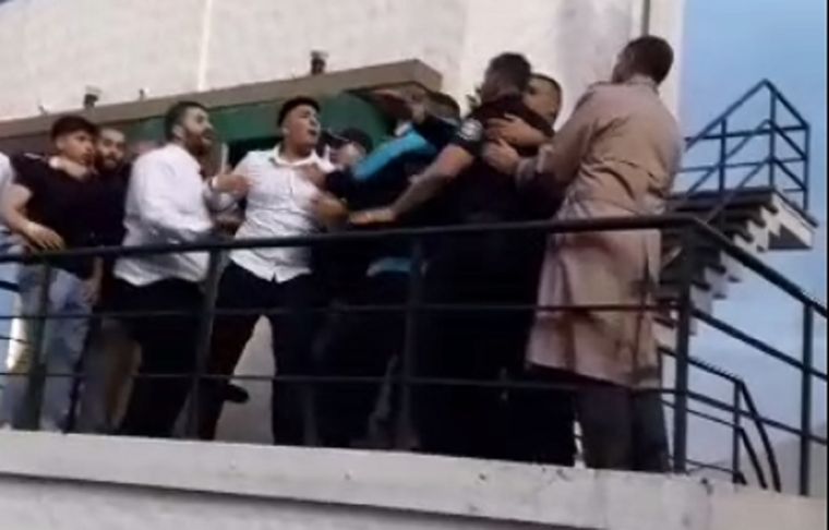 Barbarie en el turf argentino. Foto: Captura