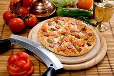 Receta de pizza con salchichas para una cena fácil y sabrosa. Receta de pizza con salchichas para una cena fácil y sabrosa.