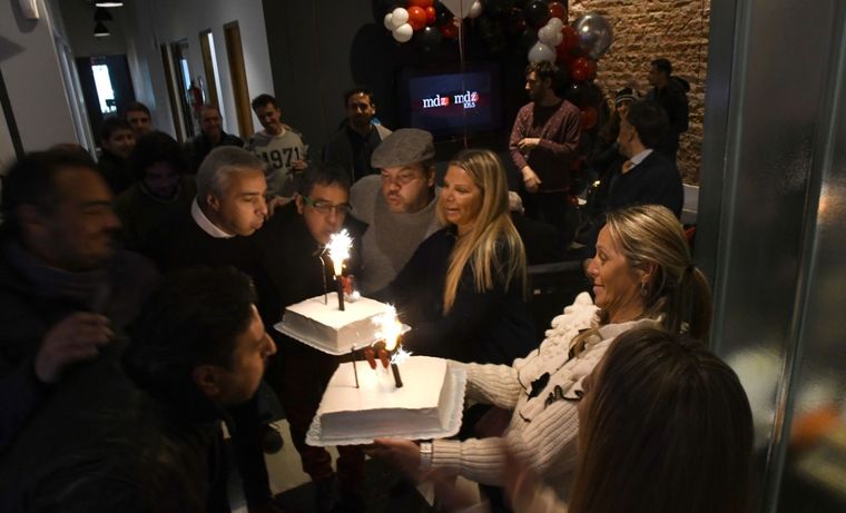 Eduardo Ripari, Marcelo Arce, Gustavo Comeglio, Ulises Naranjo, Federico Croce apagan la vela.