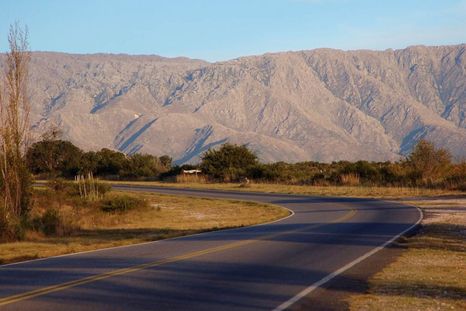 Esta travesía por las Sierras Centrales revela la diversidad de paisajes y la calidez de los pueblos argentinos, entre bosques, ríos y tradiciones que sorprenden en cada parada del camino. Esta travesía por las Sierras Centrales revela la diversidad de paisajes y la calidez de los pueblos argentinos, entre bosques, ríos y tradiciones que sorprenden en cada parada del camino.