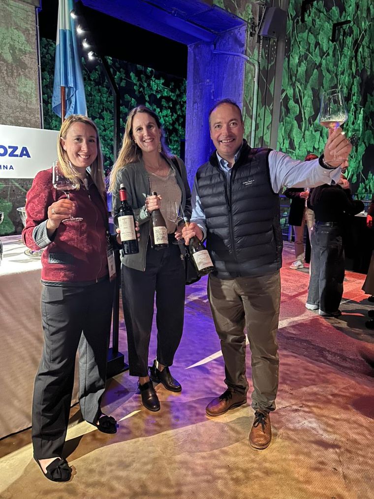 Noelia Rinaudo, Soledad Caulier y Mauricio Palacios -CEO de Doña Paula-. Noelia Rinaudo, Soledad Caulier y Mauricio Palacios -CEO de Doña Paula-.