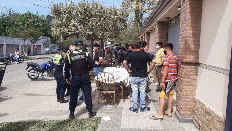 Efectivos de la Policía buscan dispersar a las personas que hacían fila para recibir el dinero y el ticket. Foto: Gentileza Policía de Tucumán