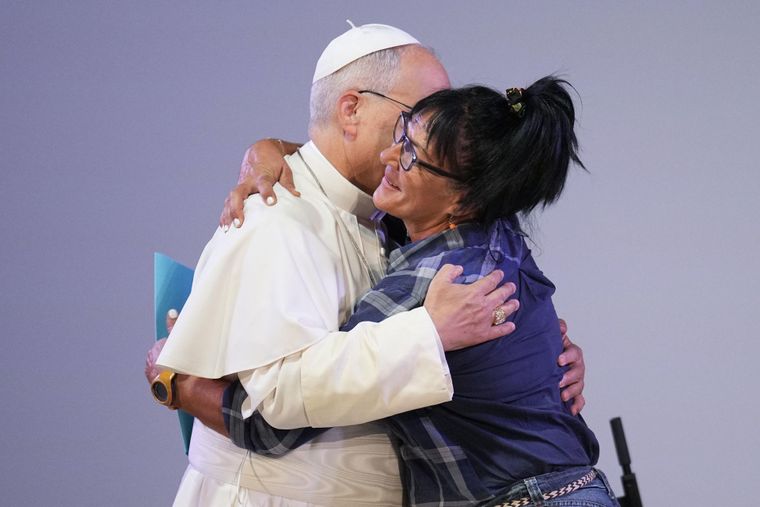Una reclusa de España saluda al papa León XIV, durante su visita a una cárcel. Foto Efe Una reclusa de España saluda al papa León XIV, durante su visita a una cárcel. Foto Efe